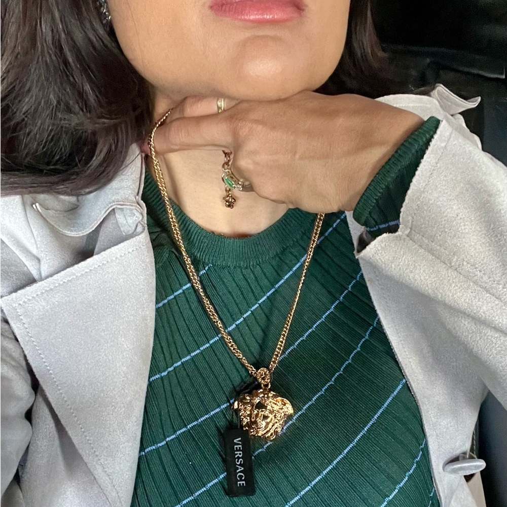 🛑 NOT FOR SALE 💕Versace Gold Tone Medusa Necklace - Picture 4 of 7